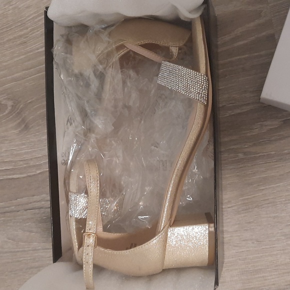 BNIB De Blossom Collection Ankle Strap Rhinestone Block Heel Sandals - Picture 7 of 9